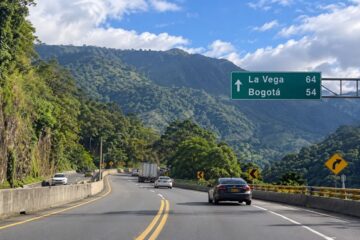 Siniestro vial en la vía Bogotá–La Vega: automóvil terminó volcado en el sector de El Rosal