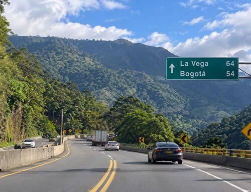 Siniestro vial en la vía Bogotá–La Vega: automóvil terminó volcado en el sector de El Rosal