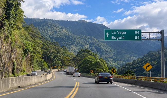 Siniestro vial en la vía Bogotá–La Vega: automóvil terminó volcado en el sector de El Rosal