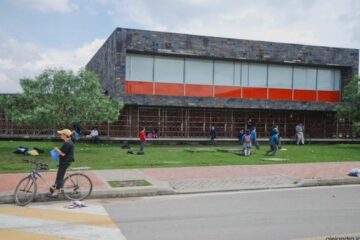 Denuncian acumulación de basuras y residuos de comida cerca del colegio Gerardo Molina, en Suba