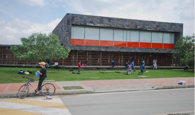 Denuncian acumulación de basuras y residuos de comida cerca del colegio Gerardo Molina, en Suba