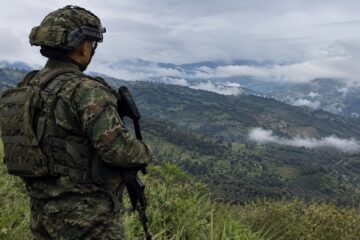 Trece soldados siguen en zona de accidente aéreo en Cauca: clima y terreno dificultan evacuación