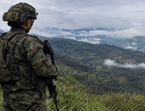 Trece soldados siguen en zona de accidente aéreo en Cauca: clima y terreno dificultan evacuación