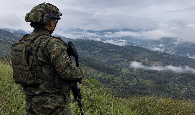 Trece soldados siguen en zona de accidente aéreo en Cauca: clima y terreno dificultan evacuación