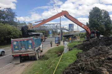 Retiran 75 metros cúbicos de residuos de los canales Guaymaral y Torca en Bogotá