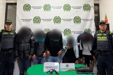 Contundente ofensiva contra el hurto de vehículos en Bogotá: seis capturados y dos automotores recuperados: un furgón y una camioneta.
