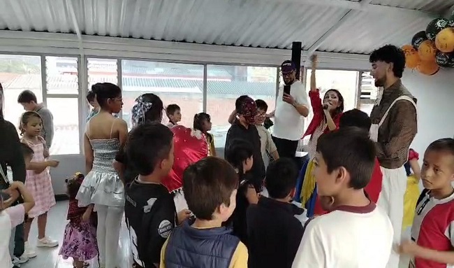 Edil Alejandro Forero de Ciudad Bolívar recorre Bogotá con actividades de Halloween para niños de sectores vulnerables