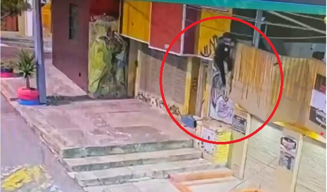 Cámaras de vigilancia permitieron capturar a presunto ladrón escondido en un clóset en La Candelaria