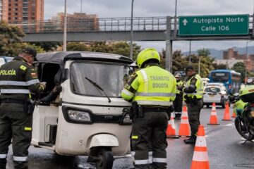 Operativo en la Autopista Norte con calle 106, en Usaquén, deja ocho comparendos y un tricimotor inmovilizado