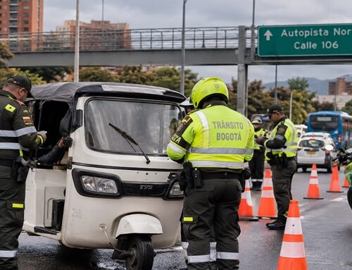 Operativo en la Autopista Norte con calle 106, en Usaquén, deja ocho comparendos y un tricimotor inmovilizado