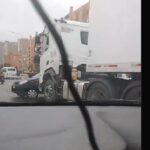 Choque entre tractocamión y vehículo particular en la avenida Boyacá con calle 152, Suba