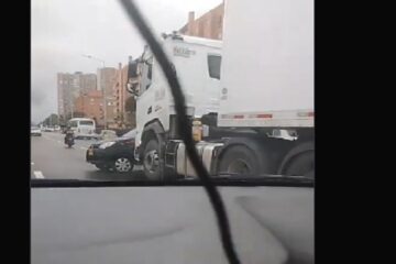Choque entre tractocamión y vehículo particular en la avenida Boyacá con calle 152, Suba