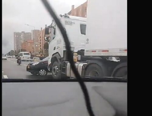 Choque entre tractocamión y vehículo particular en la avenida Boyacá con calle 152, Suba