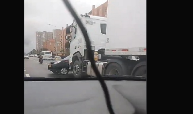 Choque entre tractocamión y vehículo particular en la avenida Boyacá con calle 152, Suba