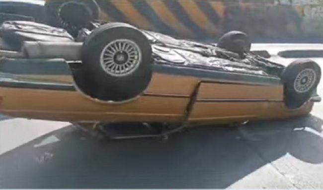¡Volcamiento de BMW afecta movilidad en Suba!