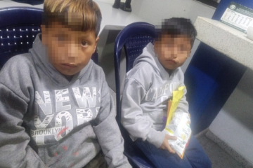Rescatan a dos menores indígenas Emberá Katío que caminaban solos de noche en el barrio La Gaitana, en Suba