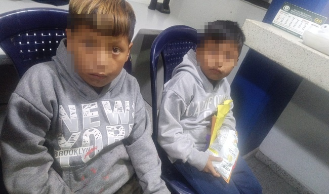 Rescatan a dos menores indígenas Emberá Katío que caminaban solos de noche en el barrio La Gaitana, en Suba