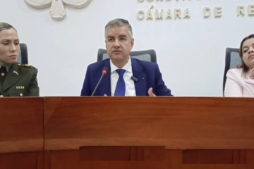 John Jairo Berrío propone cobrar IVA a compras en plataformas asiáticas y eliminar beneficio para envíos de menos de US$200